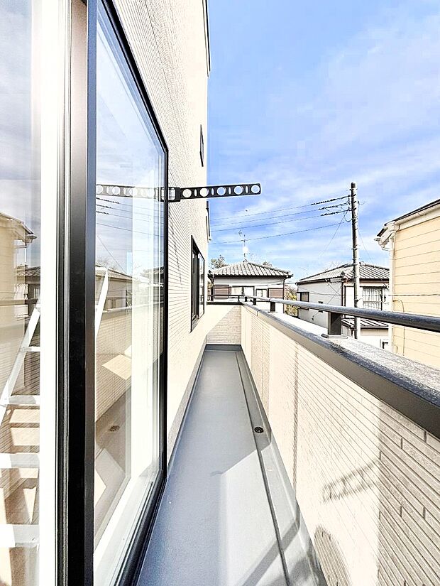 暖かな陽光が降り注ぐバルコニーはお洗濯におすすめ。爽やかな風も心地よいです。