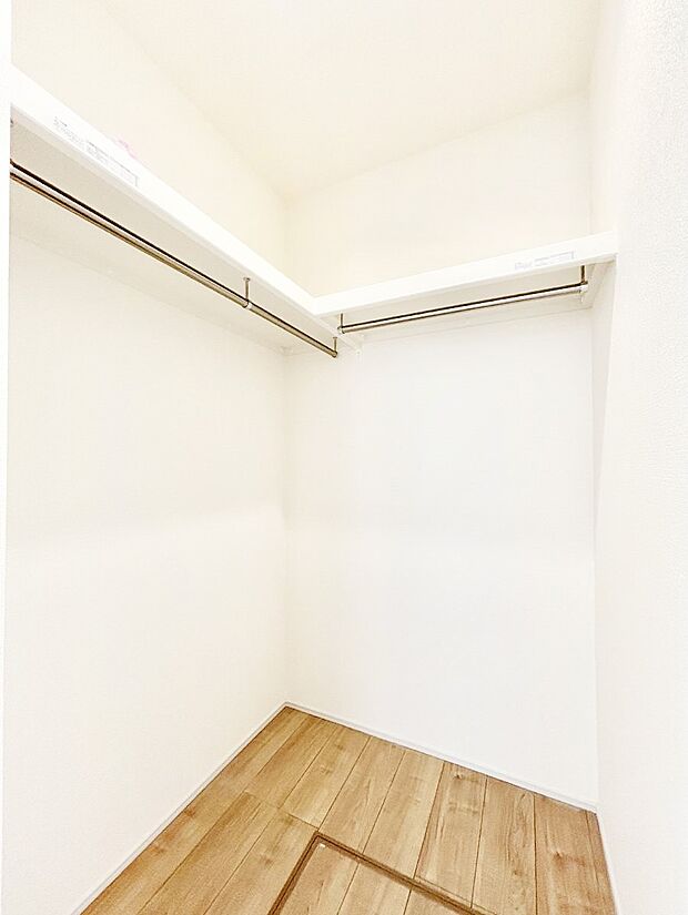 衣類をハンガーに掛けたまま収納できるWIC。衣類の整理整頓がしやすくて便利です!