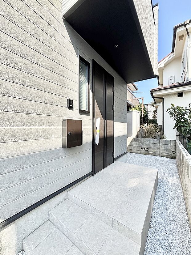 玄関アプローチにはプランターを並べて季節の花でお客様をおもてなしできます。