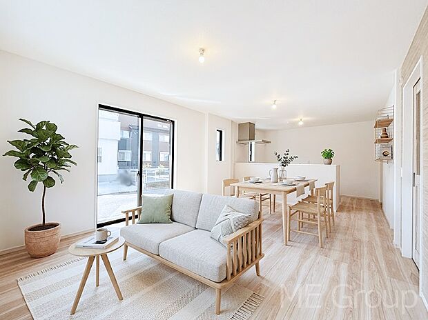 家族の和やかな会話が聞こえてきそう。開放感のあるリビングです。※家具はCGです  