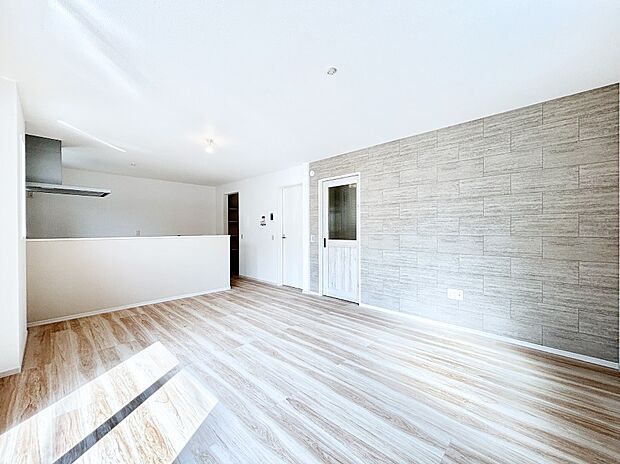 アクセントクロスがオシャレ！家族団らんの時間が充実しそうなリビングダイニング！