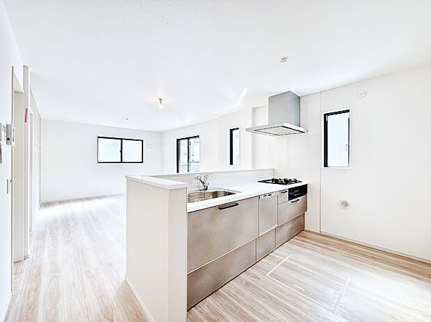 爽やかな風が通り抜けるキッチン。窓があるので明るく換気にも役立ちます。　