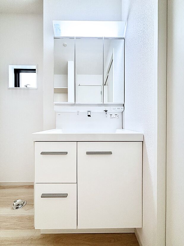 大きく見やすい三面鏡で清潔感ある洗面台は、身だしなみチェックや肌のお手入れにおすすめです。 