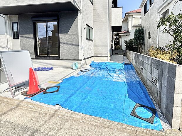 2台（車種による）駐車可！ご家族みんなの自転車も置ける広々カースペース。