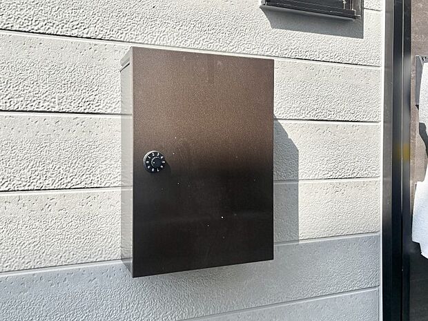 シンプルデザインのポスト。