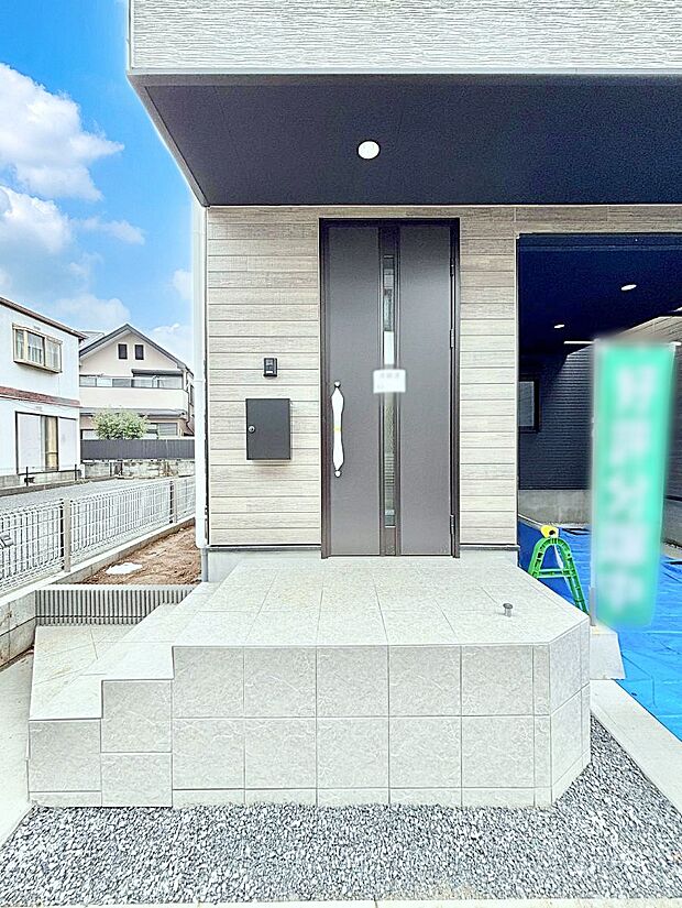 玄関前は雨が降っても濡れにくい屋根付き