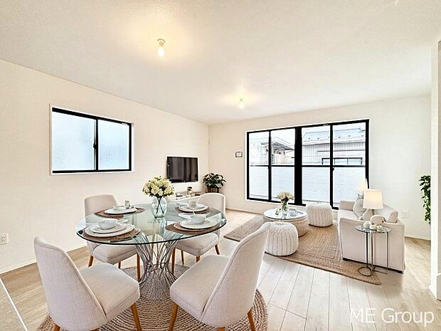 ご家族の賑やかな話し声で包まれる明るいリビング ※家具はCGです