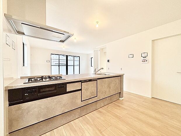 カウンター越しに楽しいおしゃべり。いつものお料理がもっと美味しくなりそうですね。