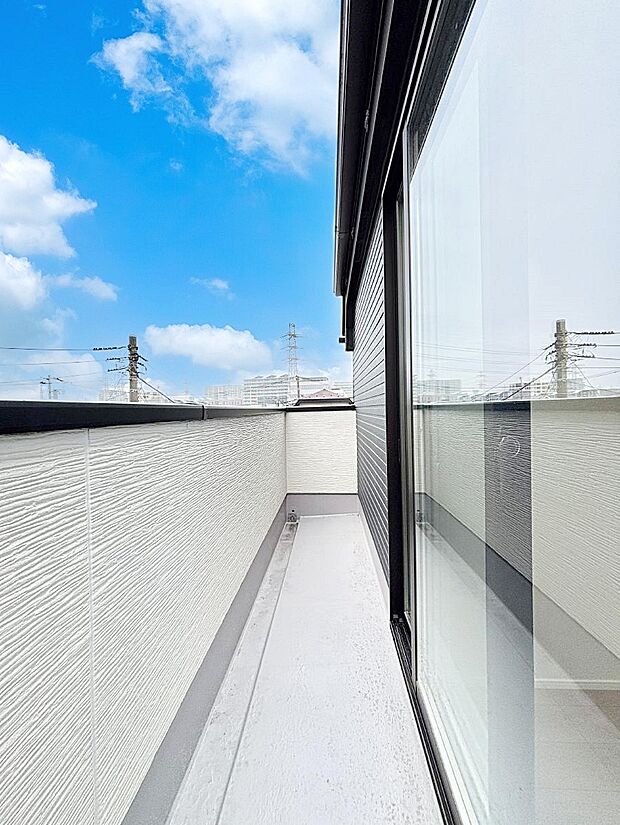 広々バルコニーでお洗濯物が気持ちよく乾きます。