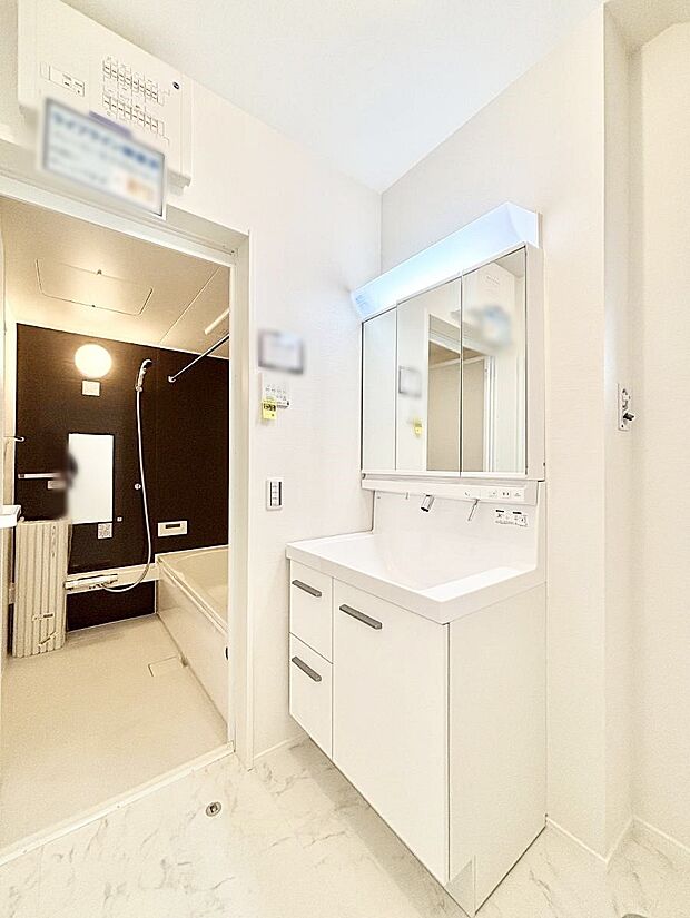 清潔感溢れるホワイトカラーを基調とした洗面室
