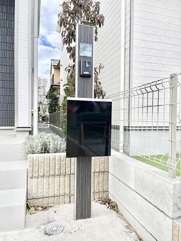 シンプルデザインのポスト。