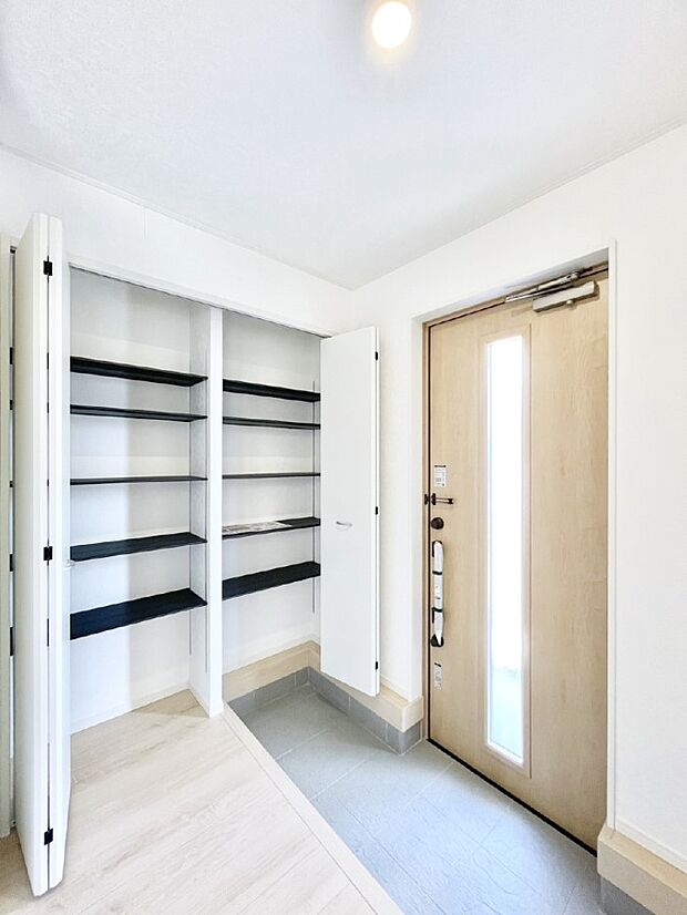 天井まである玄関収納で、家族全員の靴もすっきり収納！ 