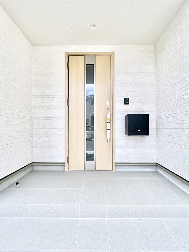 玄関前は雨が降っても濡れにくい屋根付き  