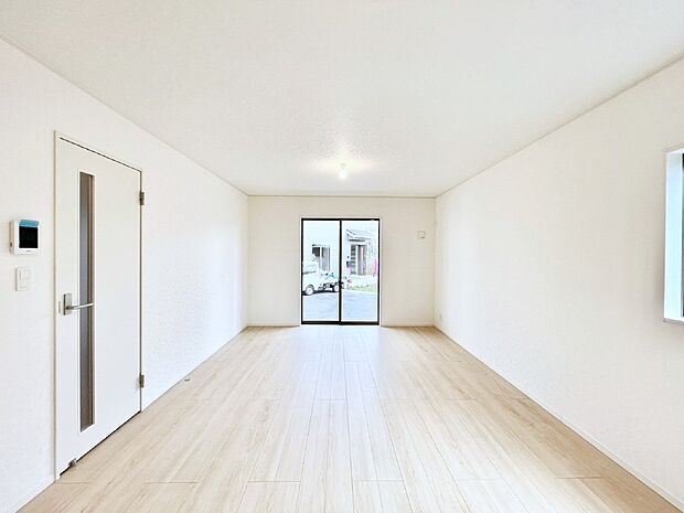 明るい陽光が注ぎ、寛ぎの雰囲気に満たされるリビング・ダイニング。 