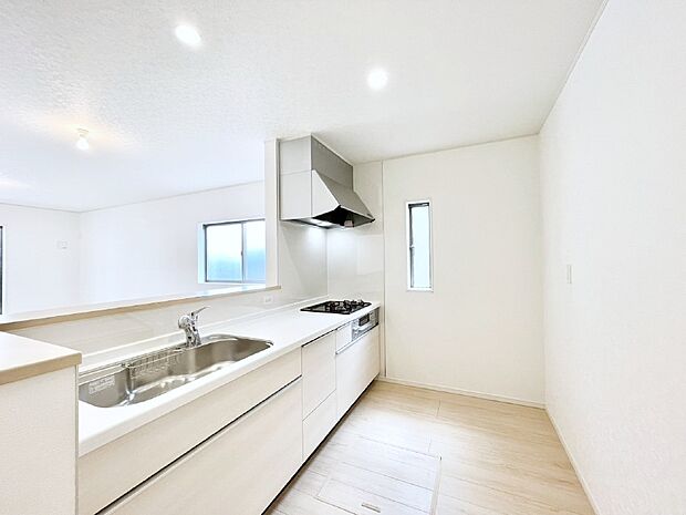 窓のある明るいキッチン。換気にも役立ちます。 