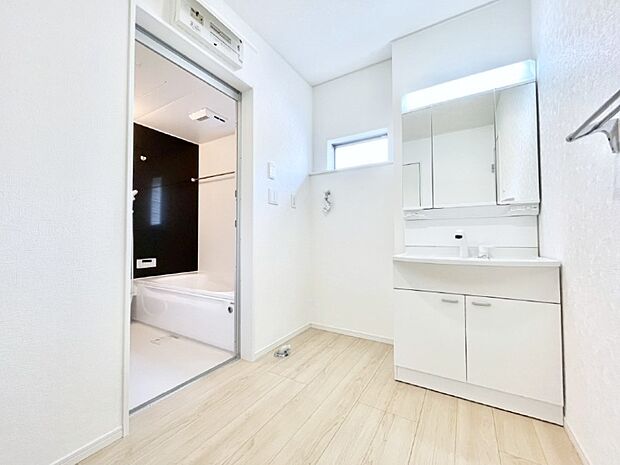 小窓がついているので湿気の多い場所でも換気が十分行えます。毎日の身支度を気持ち良く！