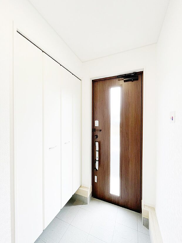 ガラススリットの入った玄関ドアが室内に光を届けてくれます