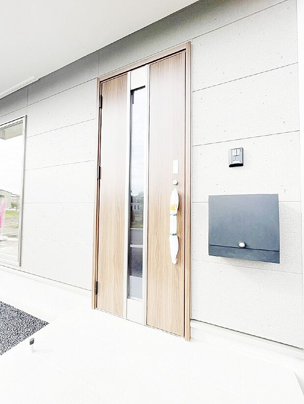 玄関前は雨が降っても濡れにくい屋根付き