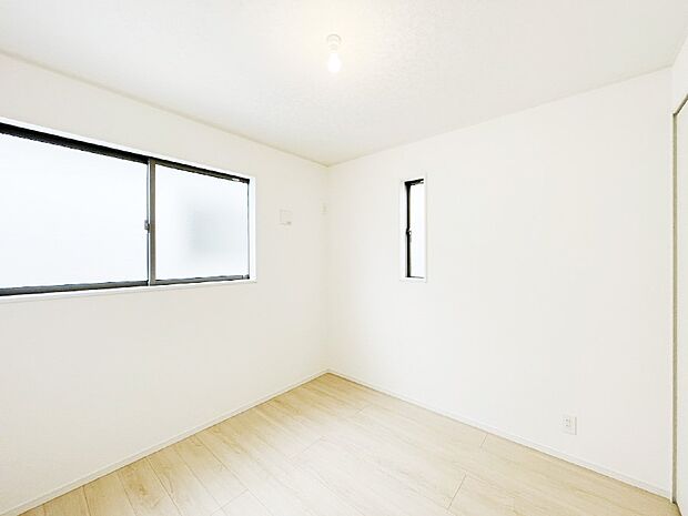 窓からのやさしい光が心地よいプライベートルーム