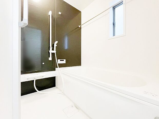 一日の疲れを癒してくれる明るい清潔感のあるバスルーム