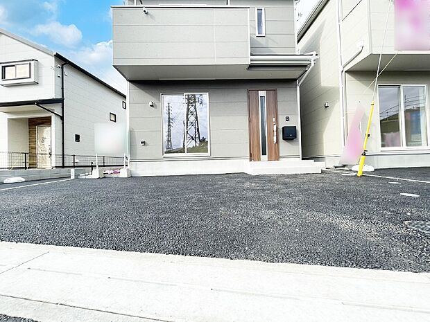 カースペースは2台駐車可。セカンドカーや来客時に便利です！