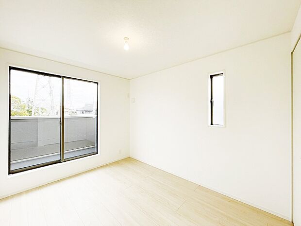 バルコニーが開放感をプラスしてくれる洋室