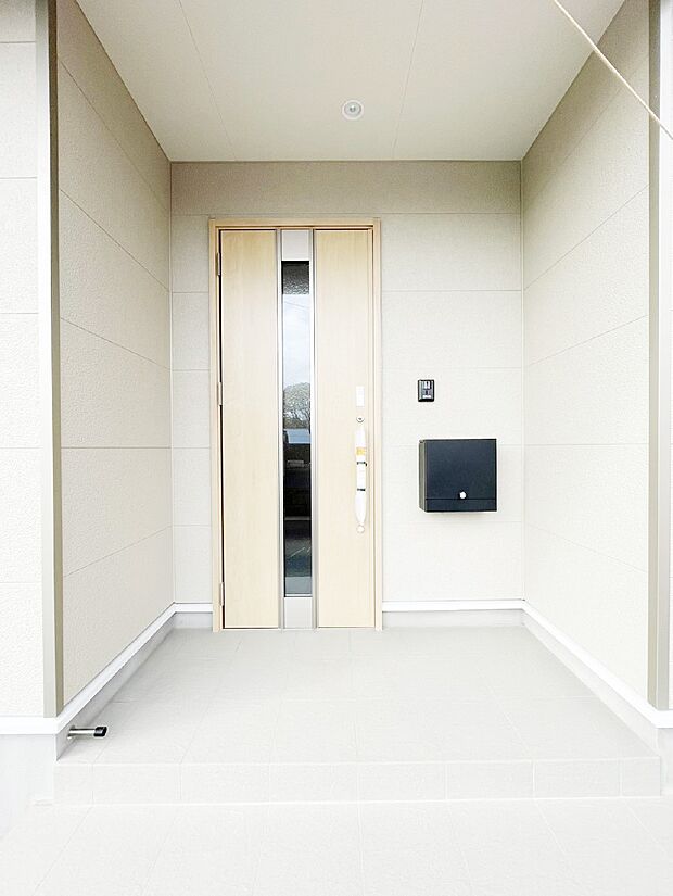 玄関前は雨が降っても濡れにくい屋根付き