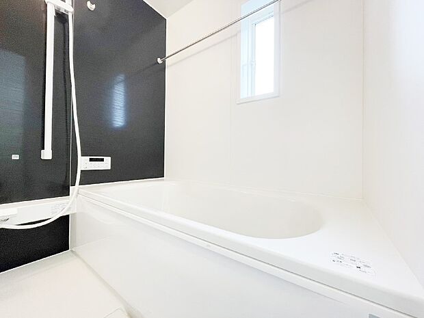 一日の疲れを癒してくれる明るい清潔感のあるバスルーム