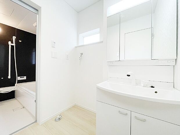 清潔感ある洗面化粧室で朝の身支度も快適