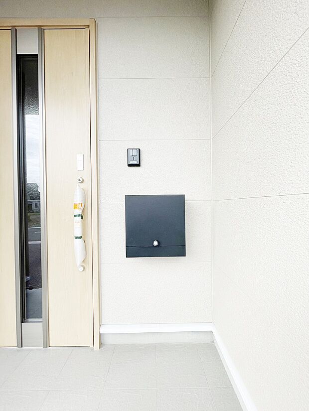 シンプルなデザインのポスト