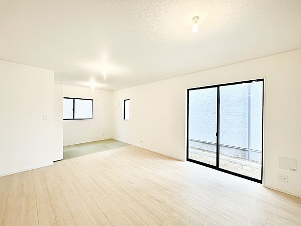 明るい陽光が注ぎ、寛ぎの雰囲気に満たされるリビング・ダイニング