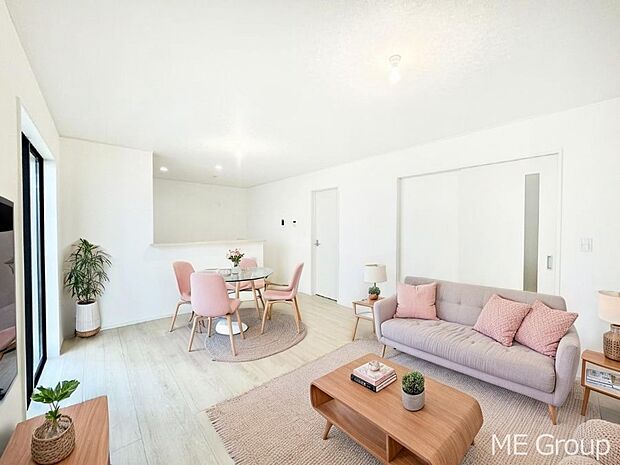 家族の和やかな会話が聞こえてきそう。開放感のあるリビングです。※家具はCGです