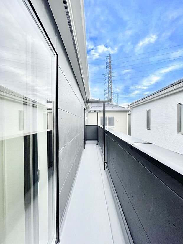 2部屋にまたがる広いバルコニー。晴れた日には洗濯物も気持ちよく干せそうですね。