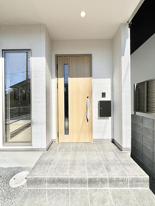 大切な家族、来客を出迎える玄関。