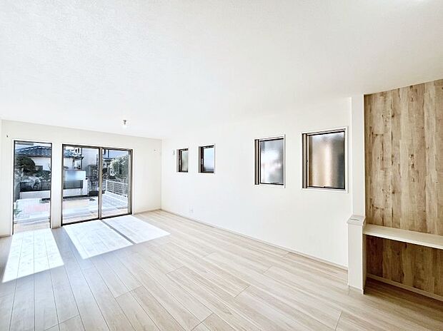 明るい陽光が注ぎ、寛ぎの雰囲気に満たされるリビング・ダイニング。