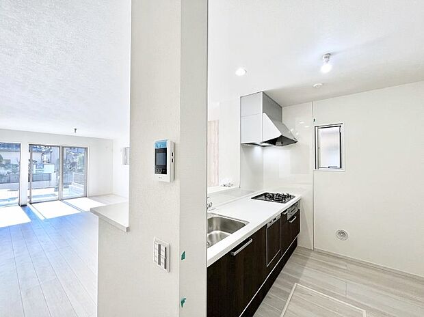 リビングで遊ぶお子様を見守りながらお料理ができる対面キッチン。