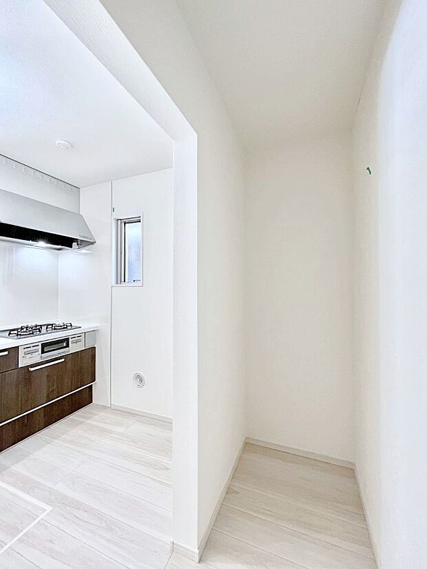 キッチンにはパントリー！食材のストックはもちろん、日用品の収納など使い方はいろいろ！