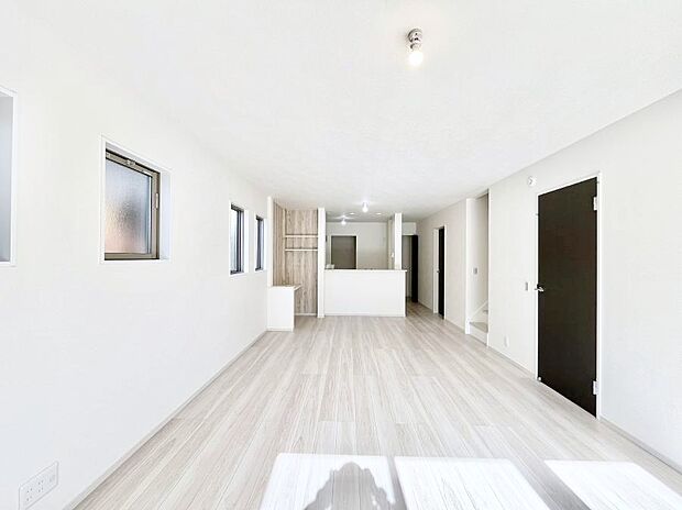 家族の笑顔が自然と生まれてくる、そんな雰囲気のダイニングに仕上がっています。