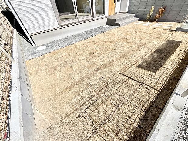 家族で楽しめる庭付きです。ガーデニングや物置を置いたり、お子様がいらっしゃるご家庭ではプールなど使い方はさまざまです。