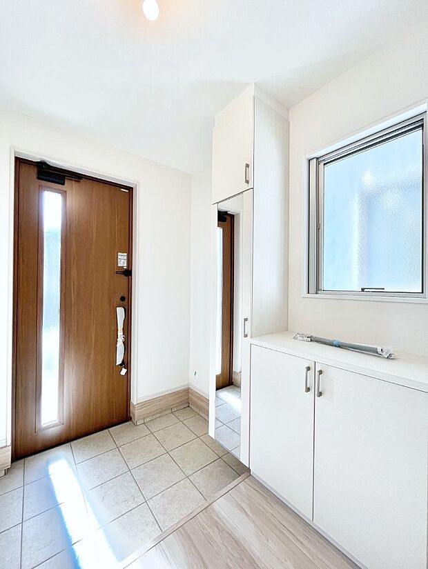 ガラススリットの入った玄関ドアが室内に光を届けてくれます