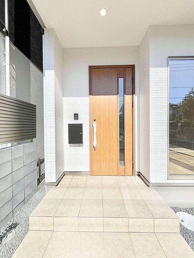 玄関前は雨が降っても濡れにくい屋根付き