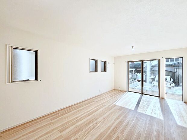 大きな窓からたっぷりの陽光と風を感じられるリビング