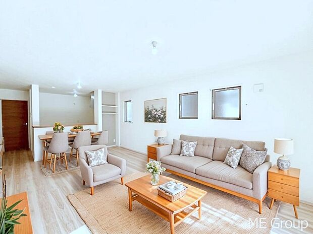 落ち着いた雰囲気のLDKは家族みんなの快適空間 ※家具はCGです