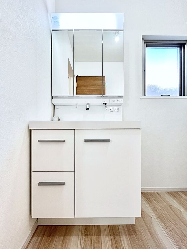 明るい洗面所は毎朝の身支度も楽しくできちゃいそうです。