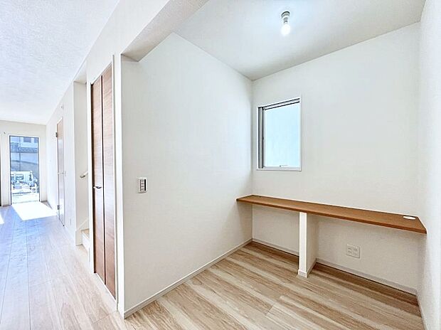 リビングカウンター。リモートワークやお子様の勉強机など、作業スペースにおすすめです。