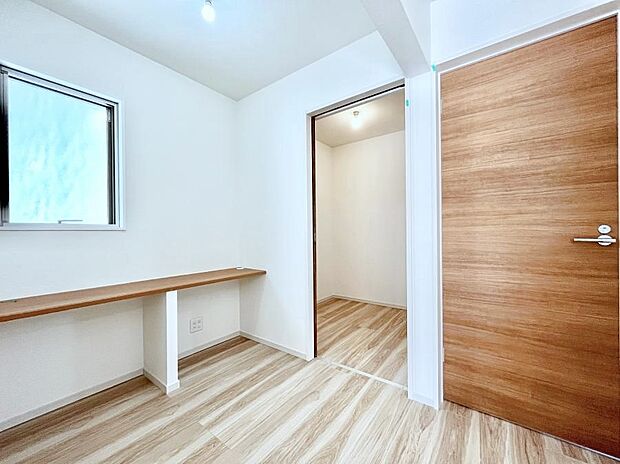 家族みんなの共有物を収納するのに便利なファミリークローク