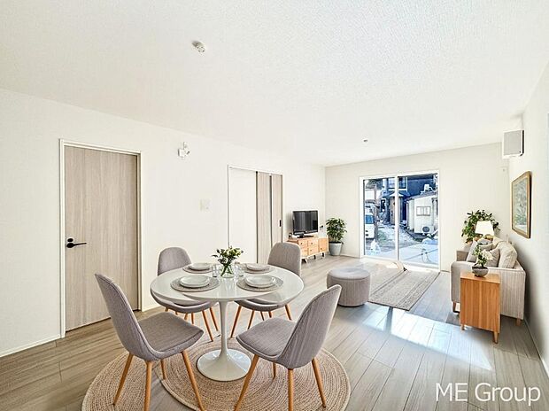 ご家族の賑やかな話し声で包まれる明るいリビング ※家具はCGです