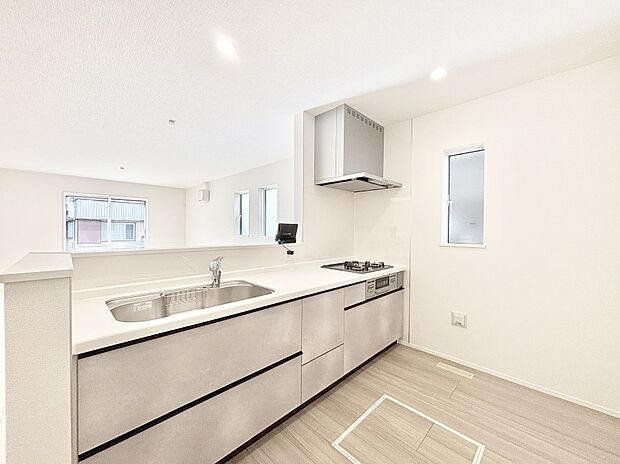 爽やかな風が通り抜けるキッチン。窓があるので明るく換気にも役立ちます。