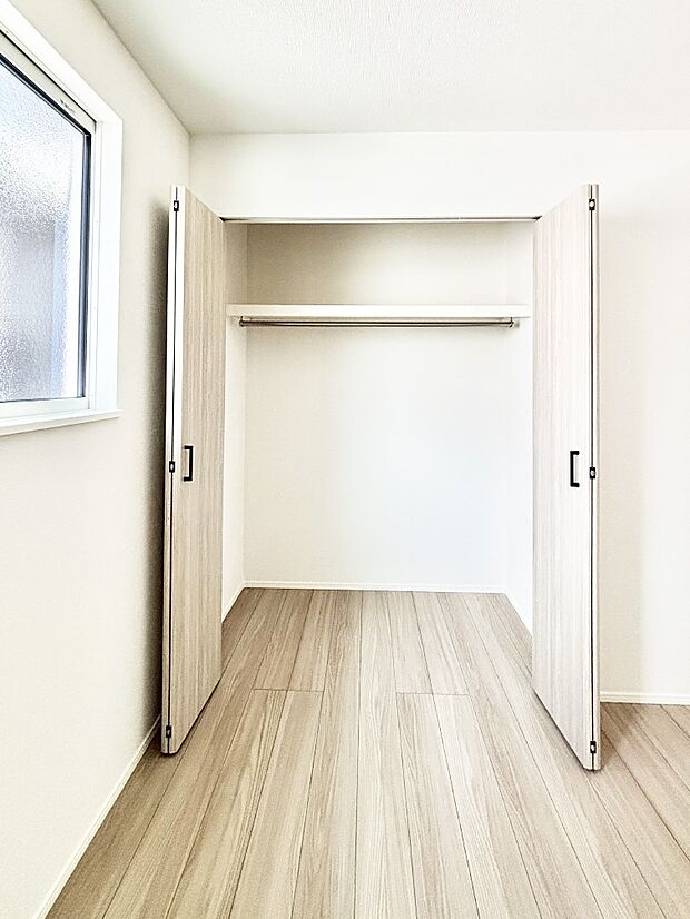 洋室のクローゼット。奥行きがあるので厚手の衣類もすっきり収まります。