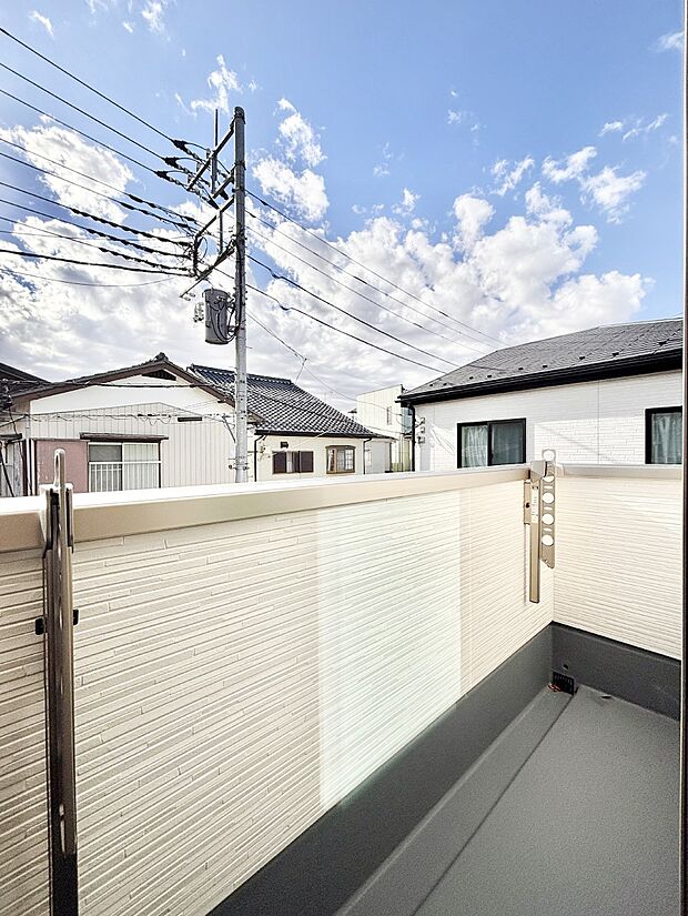 ゆったりバルコニーだから沢山お洗濯ものを干せます。